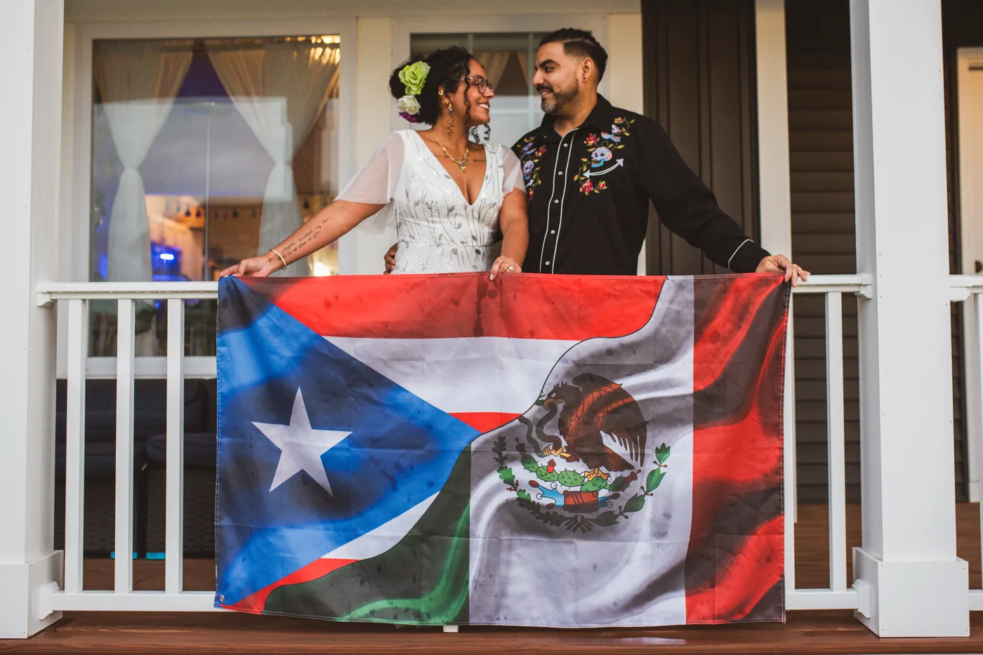 Rebecca y Jeffery García con la bandera de Puerto Rico y México